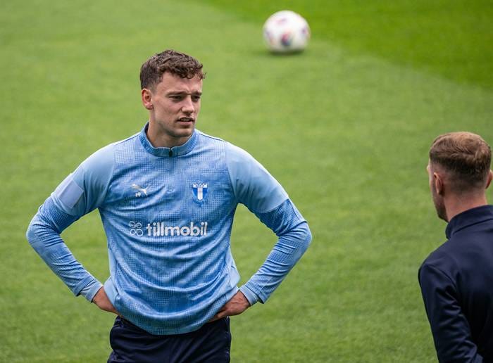 senaste nyheterna om malmö-stjärnan som blivit avstängd. läs om orsakerna bakom beslutet och hur det påverkar laget framöver.