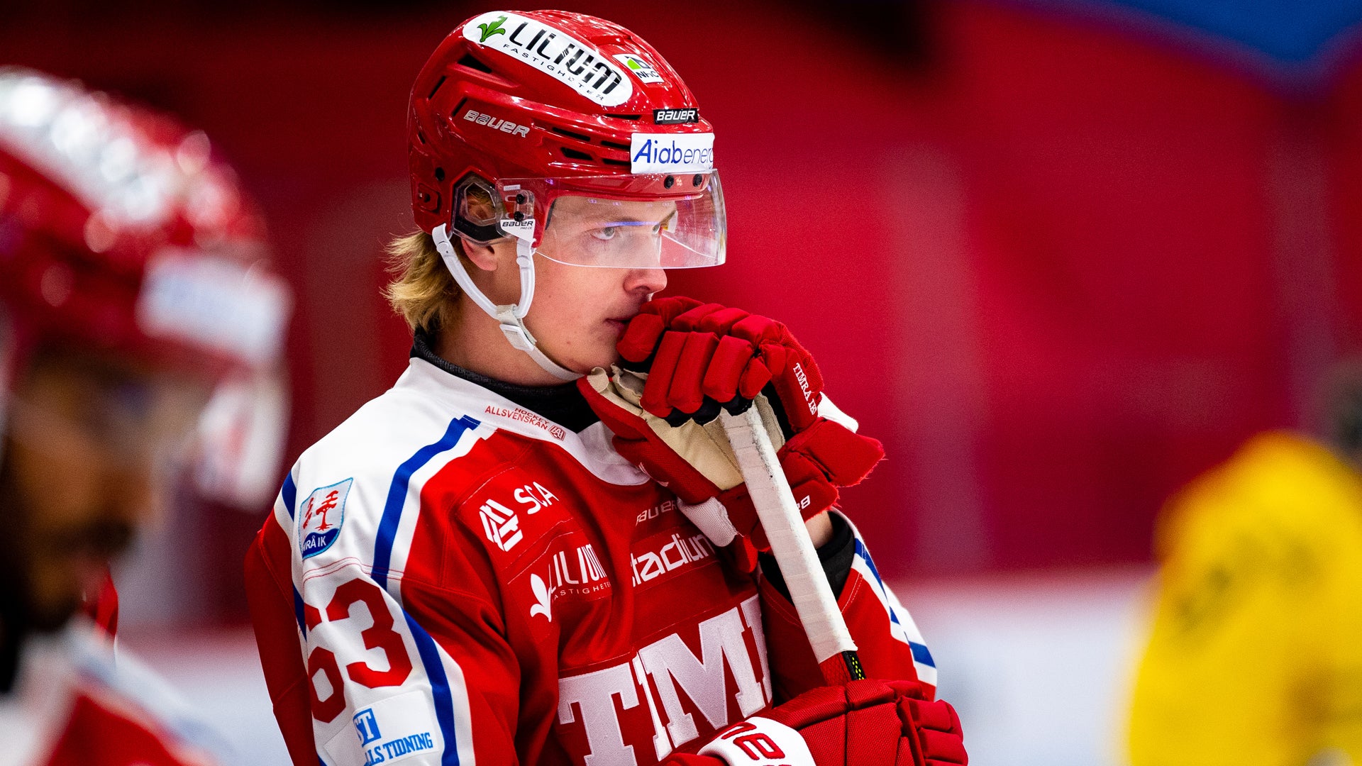 upptäck hur nykomlingen firar sitt nya kontrakt med glädje och förväntan. läs mer om den spännande utvecklingen och framtidsplanerna.