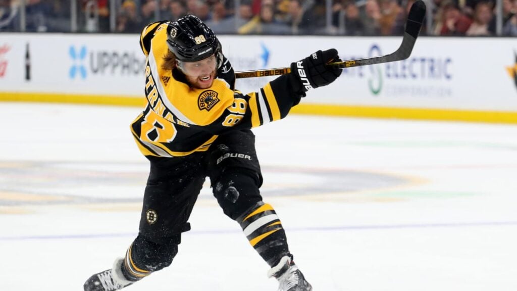 läs om alexander ovetjkin som når en ny målgräns i sin ishockeykarriär. upptäck de senaste nyheterna, statistik och höjdpunkterna kring den ryska stjärnans prestationer.