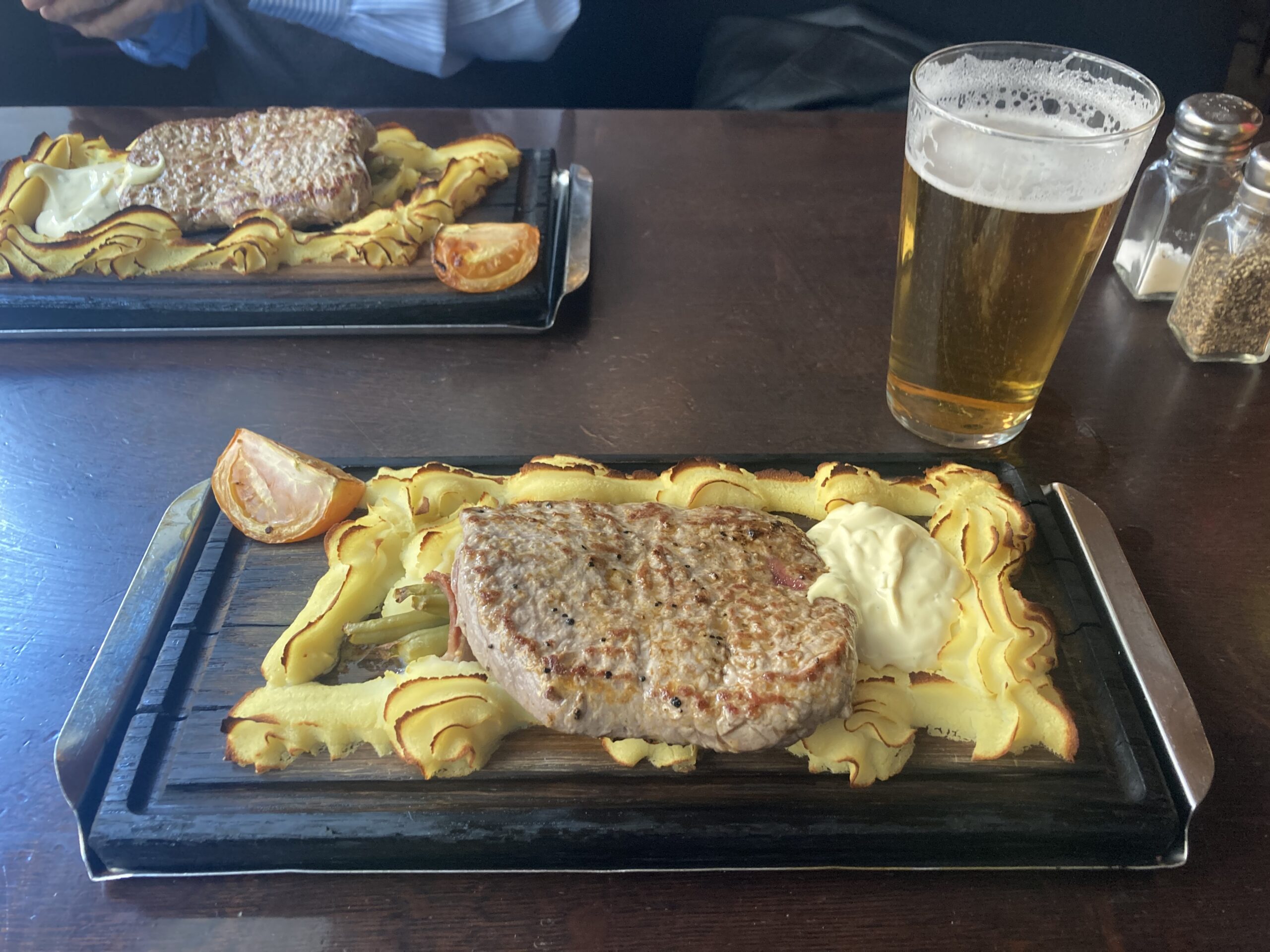 upptäck de bästa och mest prisvärda ölställena i stockholm. här hittar du tips på var du kan dricka god öl utan att spräcka budgeten.