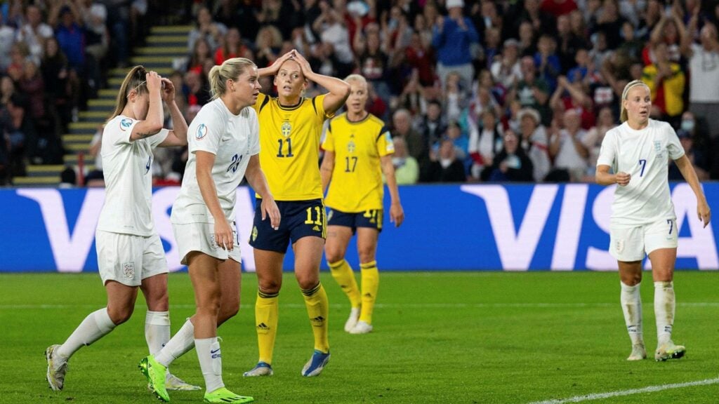 rolfö uttrycker sin besvikelse över att inte vara med i startelvan. läs mer om hennes reaktion och vad detta betyder för laget inför kommande matcher.