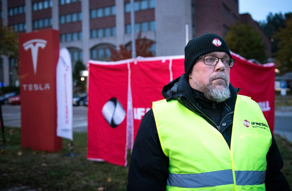 upptäck de ekonomiska konsekvenserna av tesla-strejken. läs om kostnaderna för företaget, arbetarna och hur konflikten påverkar den svenska fordonsmarknaden.