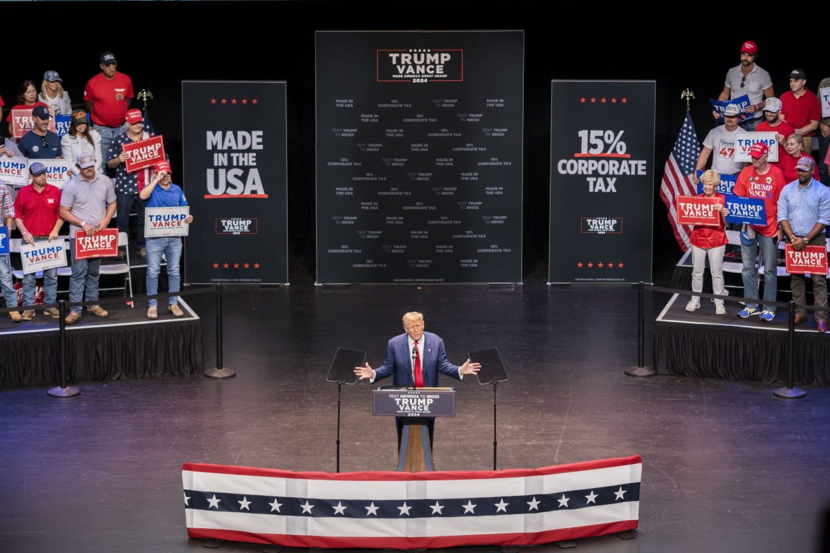 upptäck hur donald trump utformar sin strategi inför det kommande presidentvalet. analys av trumps smarta valkampanj och taktiker som kan påverka valet 2024.