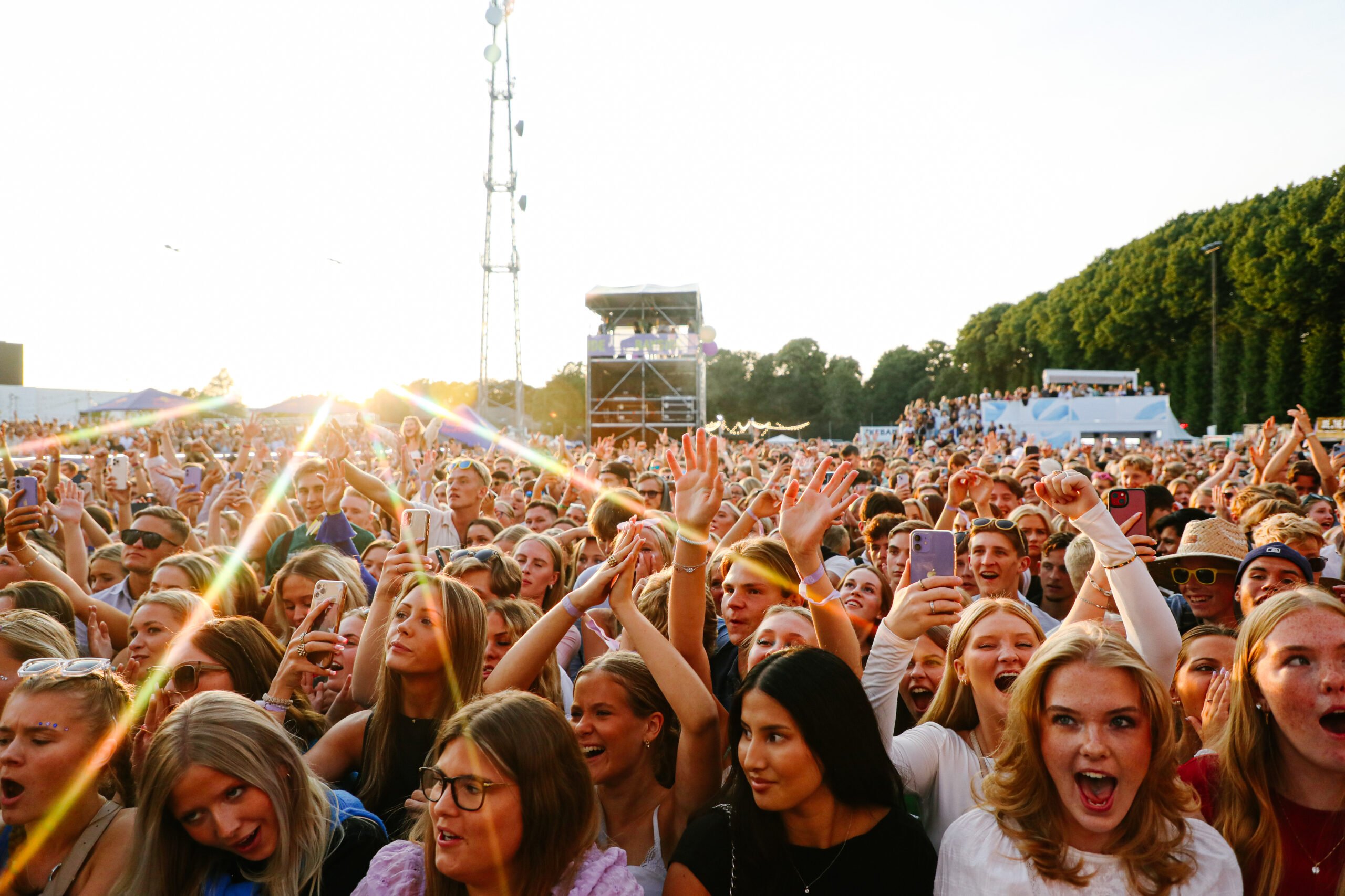 flera ungdomar blev sjuka efter en fest – läs om vad som hände, möjliga orsaker och hur situationen hanteras. få uppdateringar om unga och hälsa.